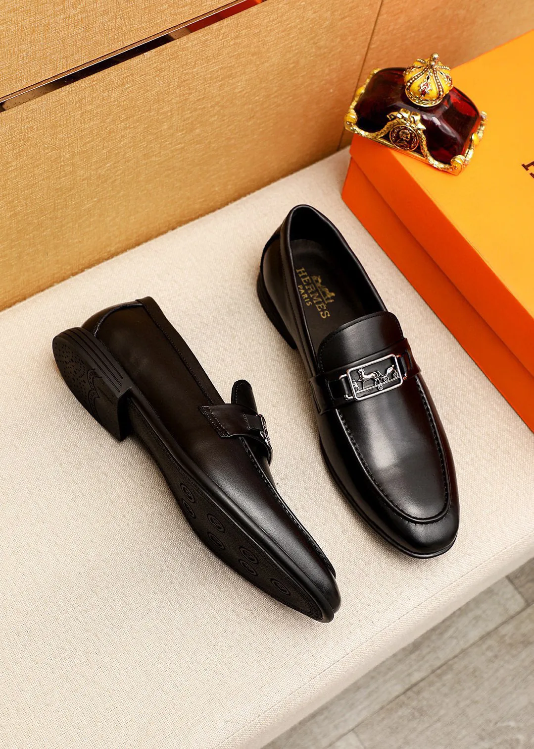 Men's shoes 💰460 💐 Product trademark: HERMES "Hermès" fashion leather shoes Regular size: 39-44 (38.45.46🉑️Customized) Product materials: Selected imported first-layer cowhide upper + classic hardware buckle, imported water-dyed cowhide lining. Strong three-dimensional visual effect, rubber outsole Color: 1⃣️color optional